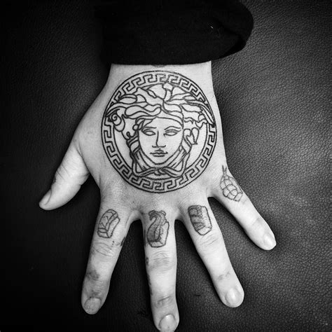 tatuaje versace en la mano|Tatuajes de Versace .